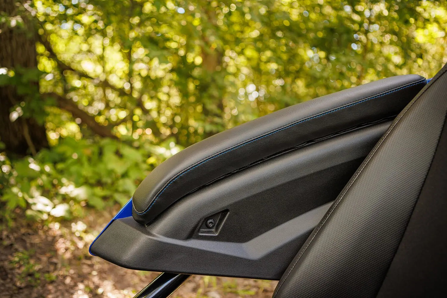 Show Chrome Kaliber Armrest Pad - Black/blue