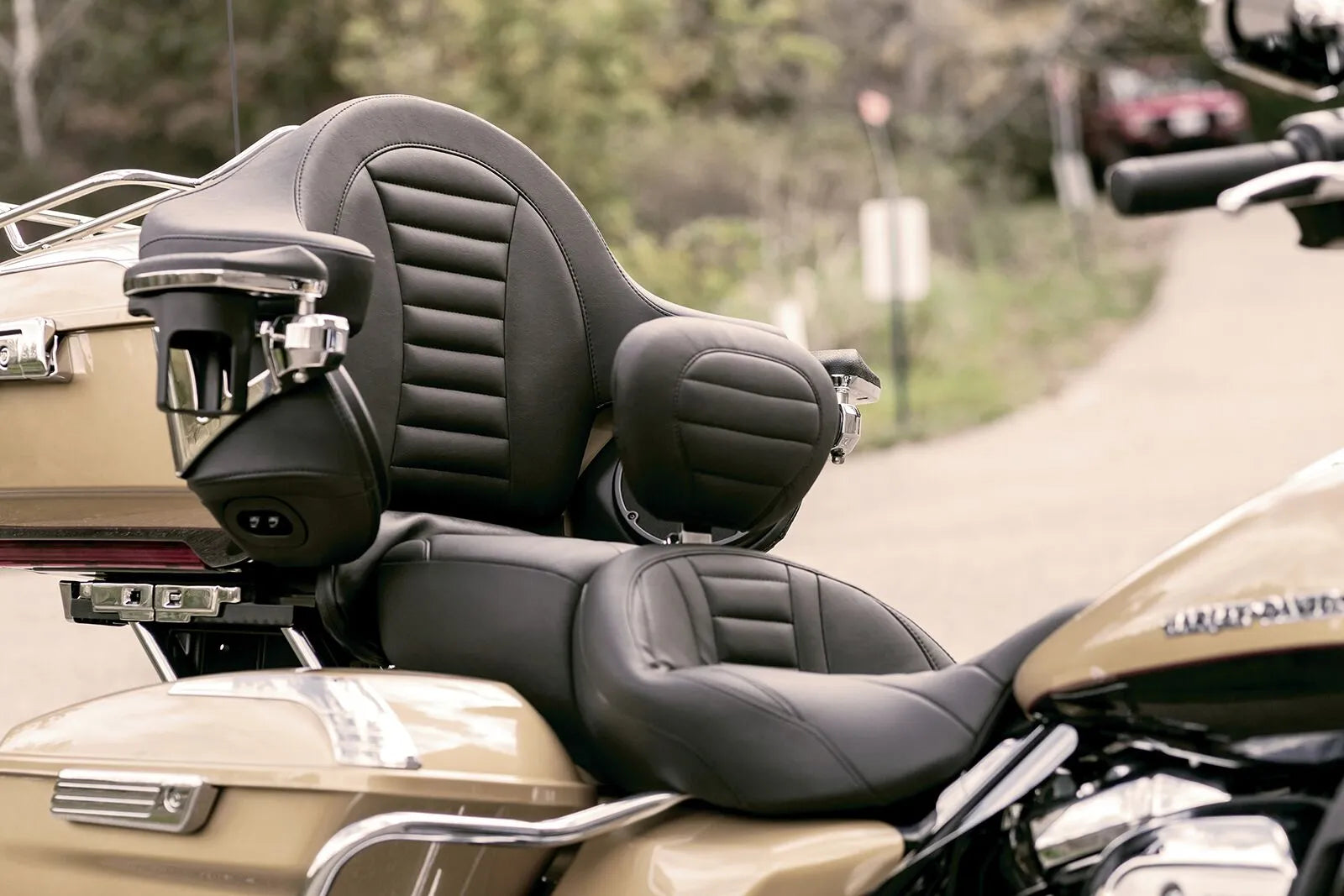 Mustang One-piece Deluxe 2-up Touring Seat