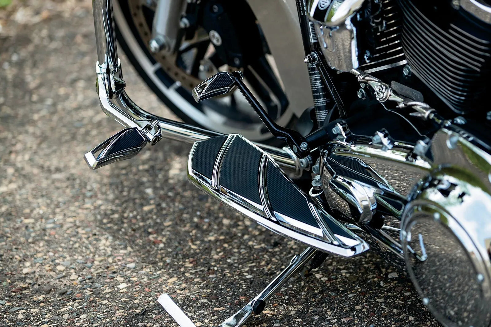 Kuryakyn Phantom Foot Pegs - Chrome & Black