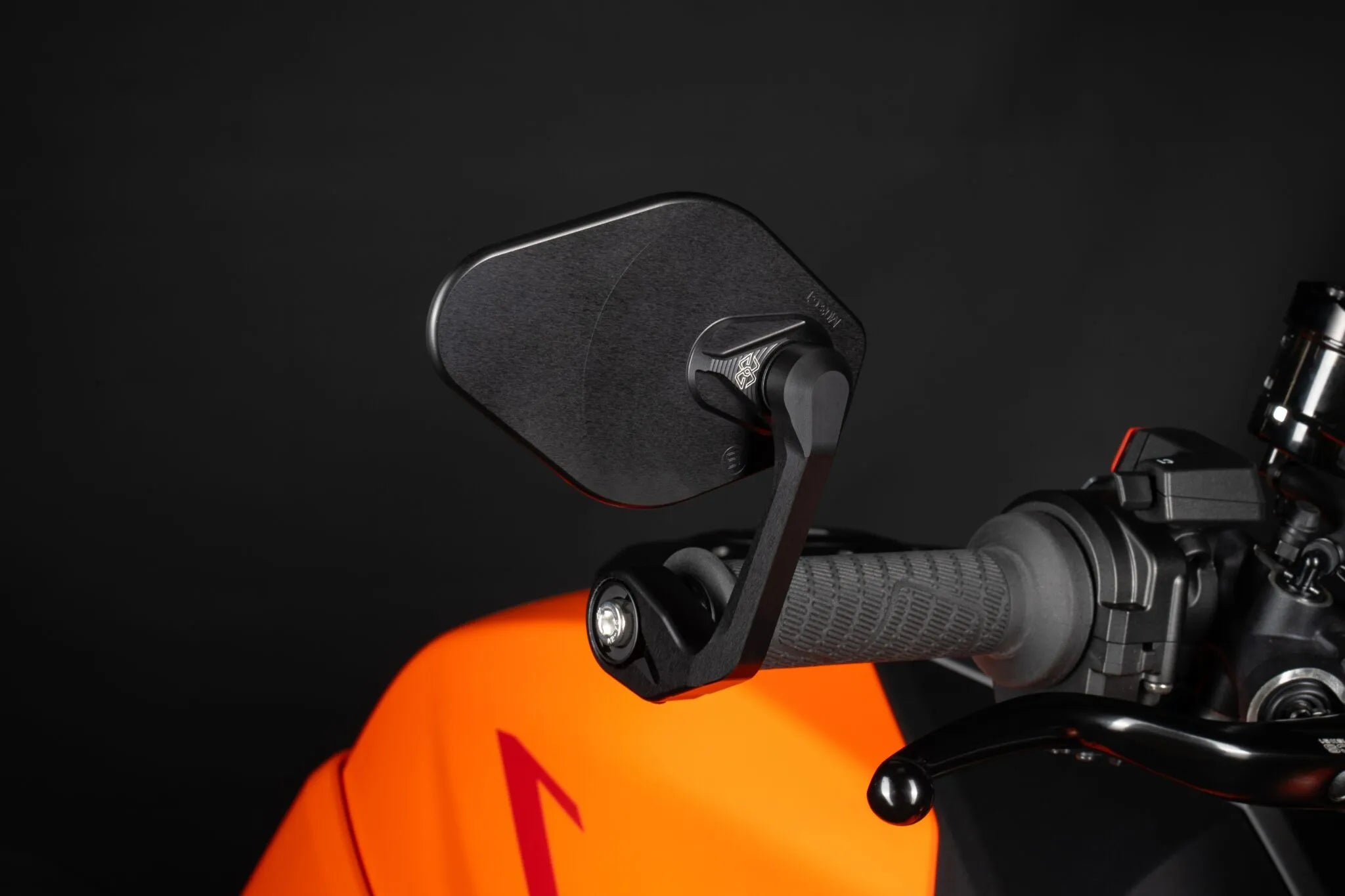 Gilles Tooling Stratos Barend Mirror Symmetrical M12